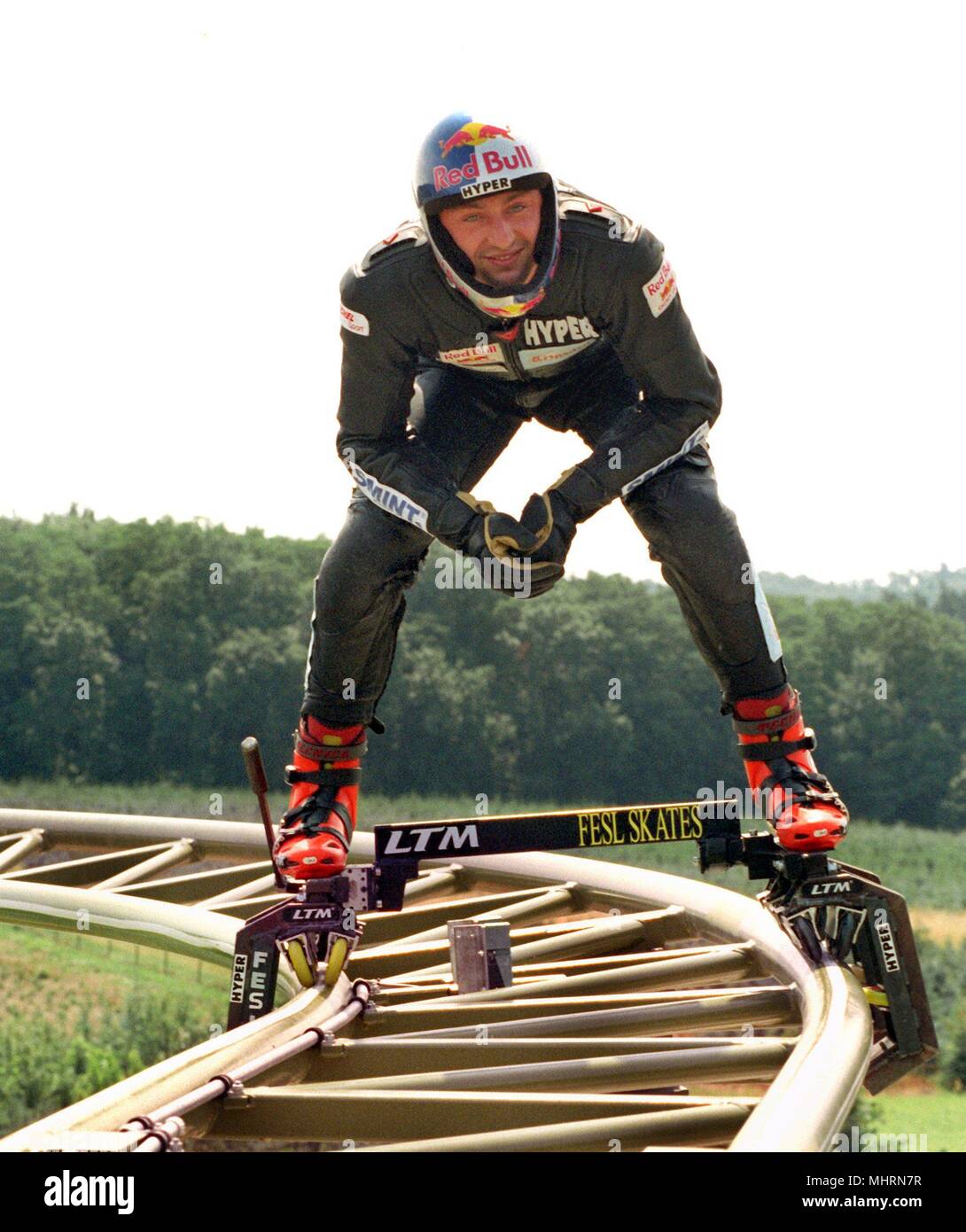 Un nouveau record de vitesse sur patins à Dirk Auer, détenteur du record du monde en grande vitesse de roller, à l'ouverture d'une nouvelle montagne russe dans le parc d'attractions de Neckarwestheim sur 22.7.1998 Accueil mis en place. Mais Auer n'ont pas eu de chance : le jeune homme de 26 ans a perdu l'équilibre à 70 km/h et a subi de graves coccyx contusion au cours de l'automne. Il ne pouvait pas s'écraser, parce que ses patins sont solidement attachés à la montagne russe de rails. De plus, avec 307 kilomètres par heure, le haut-débit d'enregistrement les patineurs, 'tiré sur une voie". Maintenant il veut contester sa chance dans deux semaines et demi sur le Berchtes Banque D'Images