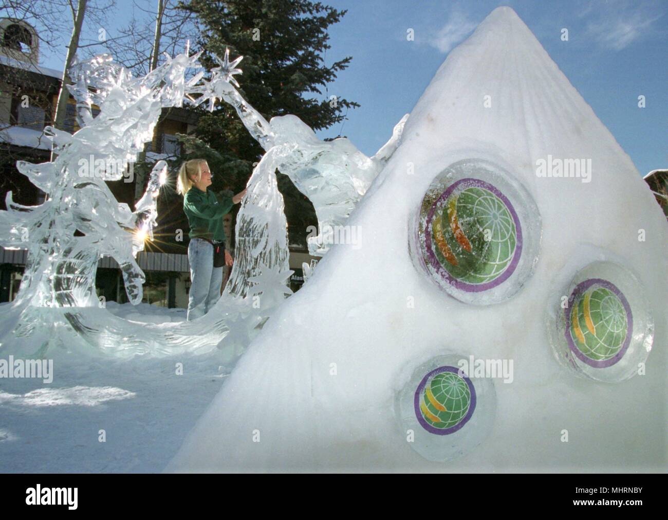 En sculptures de glace, comme ici avec les logos du Championnat du Monde de Ski, ornent le 02.02.1999 le centre de Vail/Colorado. Grâce à l'aftertemperatures glacées d'environ moins 25 degrés Celsius, d'inspiration pour les structures peuvent avoir une chance de mettre fin à la fin de la World Ski Championships le 14/02/1999. Dans le monde d'utilisation | Banque D'Images