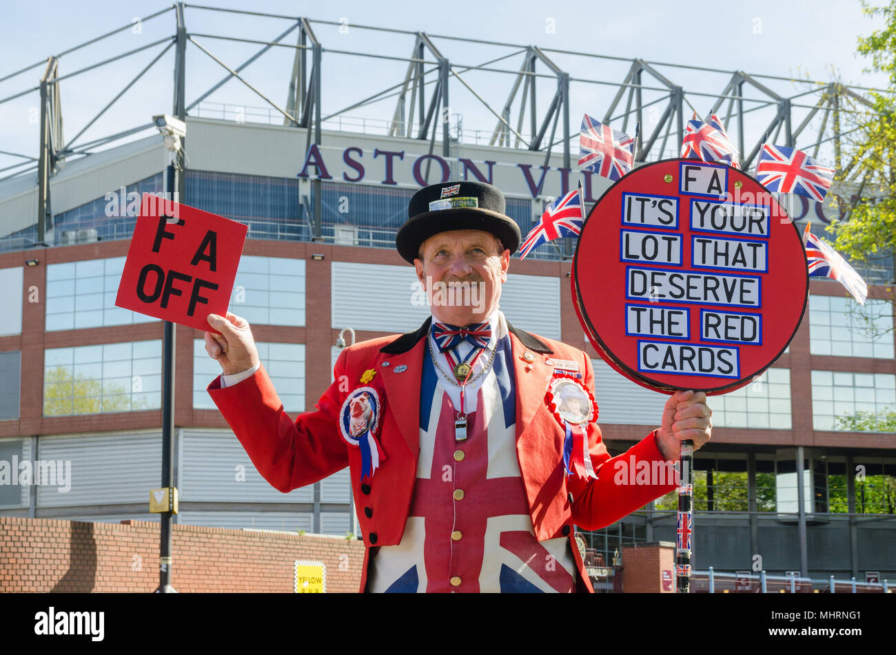 Birmingham,Aston,UK. 3e mai 2018. Homme habillé comme John Bull se tient en dehors de Aston Villa Football Club protestaient contre la possible vente par l'Association de football de Wembley Stadium. Credit : Nick Maslen/Alamy Live News Banque D'Images