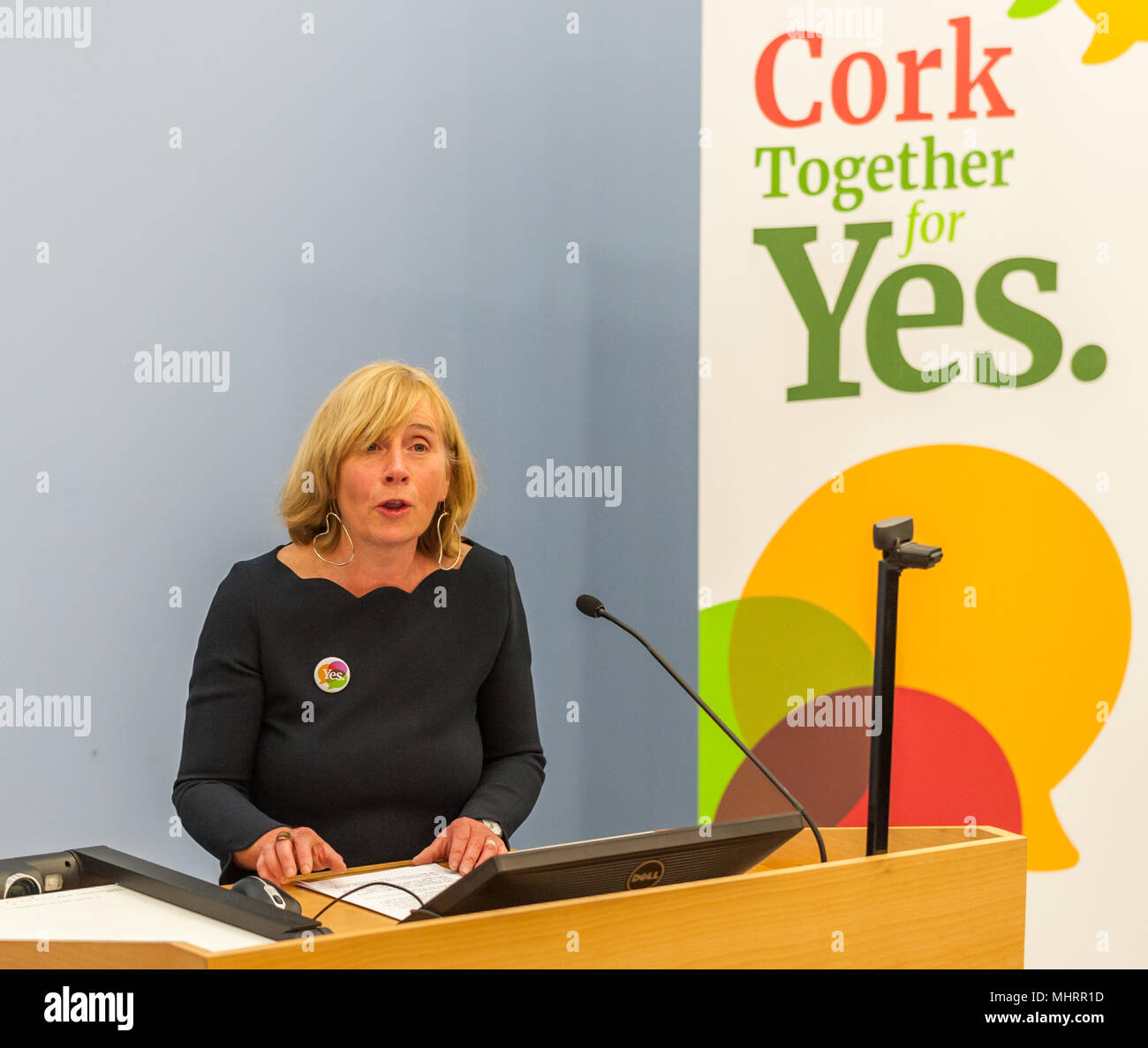 Cork, Irlande. 3 mai, 2018. Le personnel de l'UCC a tenu un "Ensemble pour l'Oui' Information événement ce soir à l'UCC, le liège. L'événement était de donner des informations sur le troisième amendement référendum en Irlande le 25 mai. Photographié lors de la manifestation est le sénateur Kelleher Colette. Credit : Andy Gibson/Alamy Live News. Banque D'Images