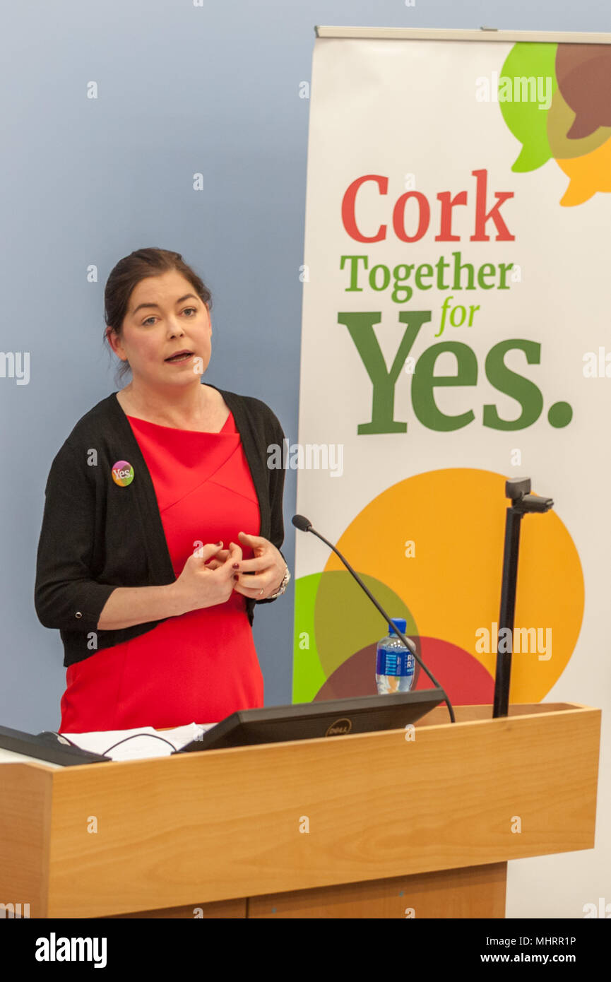 Cork, Irlande. 3 mai, 2018. Le personnel de l'UCC a tenu un "Ensemble pour l'Oui' Information événement ce soir à l'UCC, le liège. L'événement était de donner des informations sur le troisième amendement référendum en Irlande le 25 mai. Sur la photo la parole lors de la Dre Louise Crowley, Faculté de droit de l'UCC. Credit : Andy Gibson/Alamy Live News. Banque D'Images