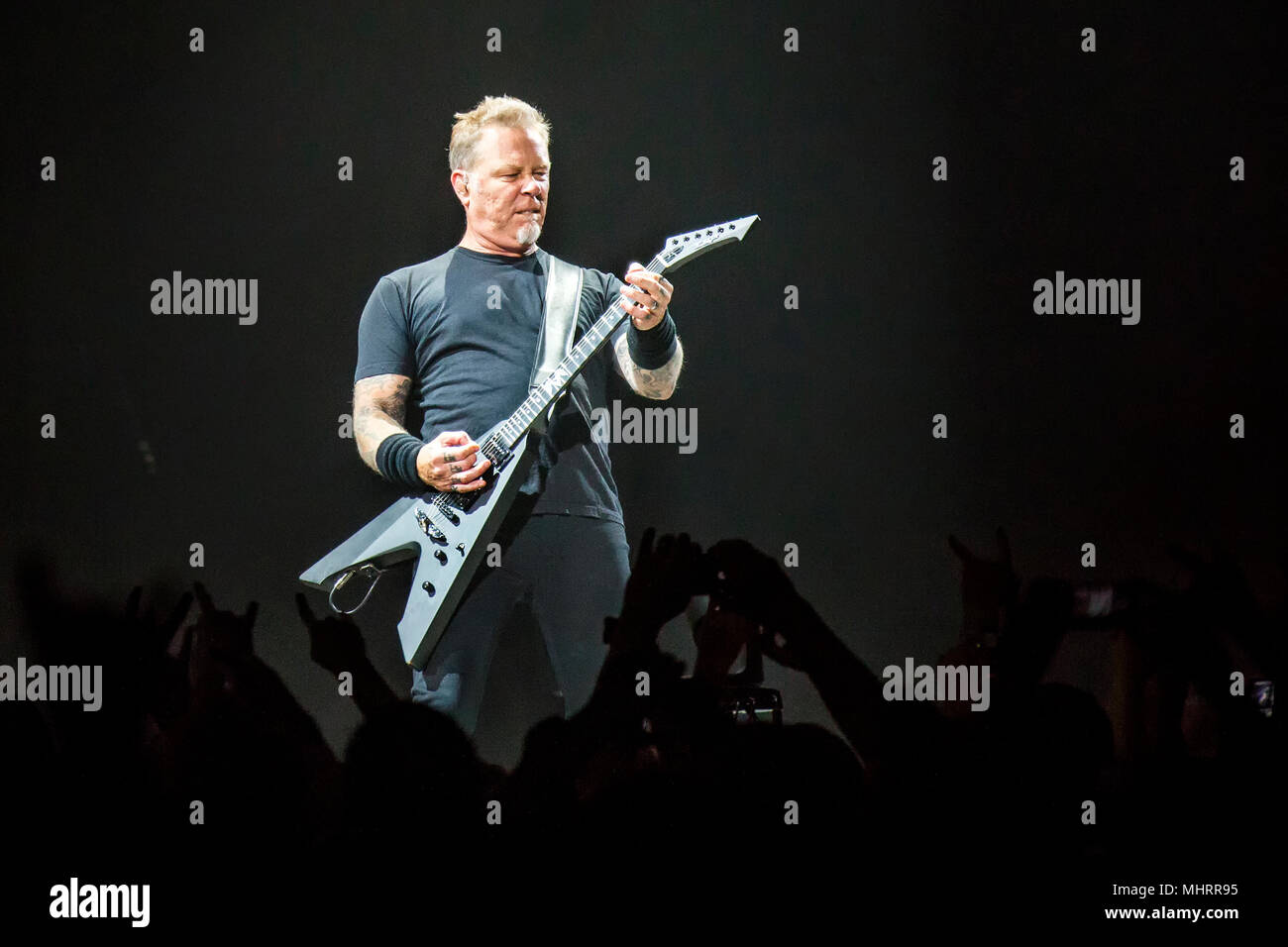 Norvège, Oslo - le 2 mai 2018. Le groupe de heavy metal américain Metallica effectue des concerts en direct à Telenor Arena d'Oslo. Ici le chanteur et guitariste James Hetfield est vu sur scène. (Photo crédit : Gonzales Photo - Terje Dokken). Banque D'Images