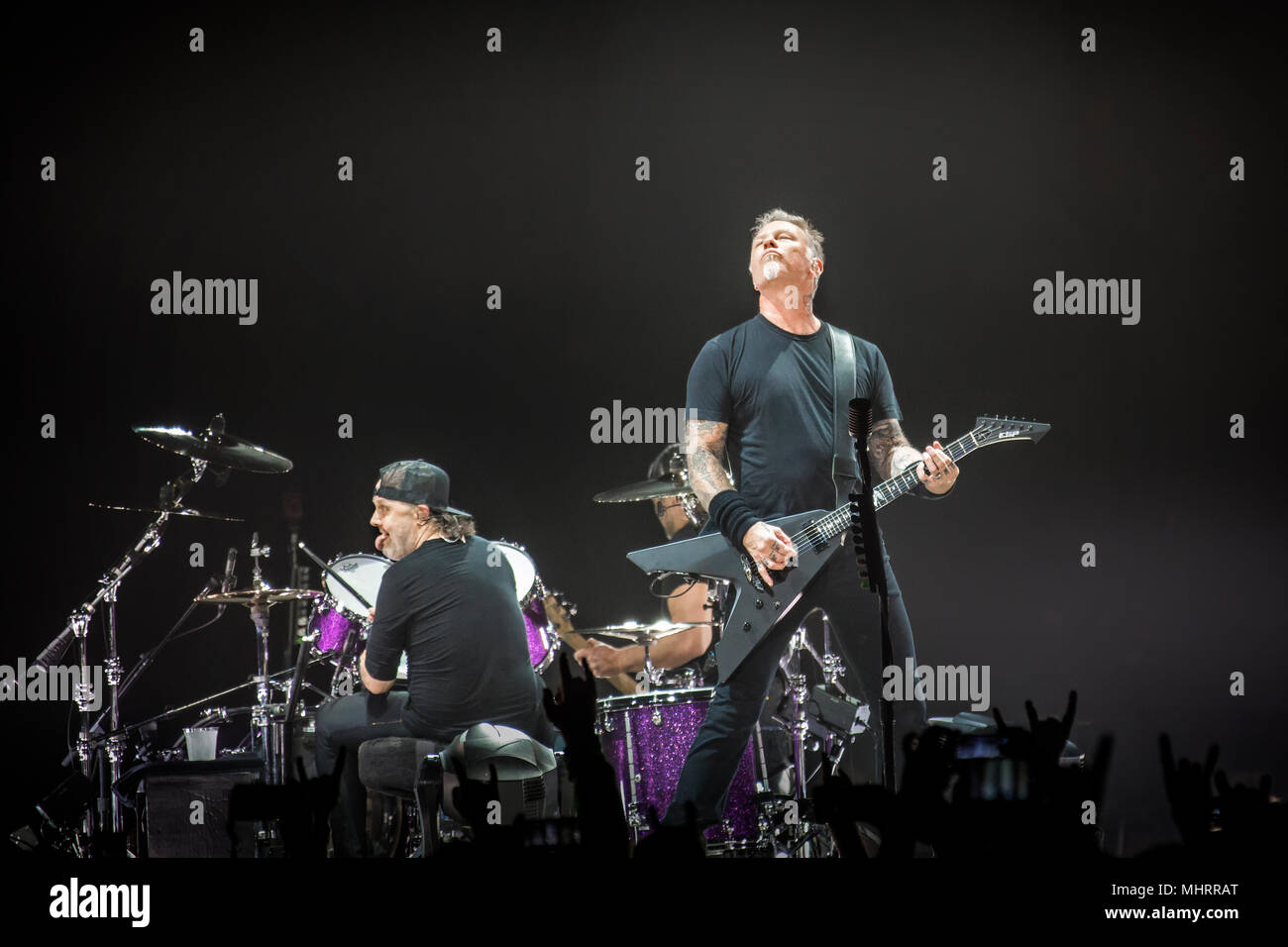 Norvège, Oslo - le 2 mai 2018. Le groupe de heavy metal américain Metallica effectue des concerts en direct à Telenor Arena d'Oslo. Ici le chanteur et guitariste James Hetfield est vu sur scène avec le batteur Lars Ulrich. (Photo crédit : Gonzales Photo - Terje Dokken). Banque D'Images