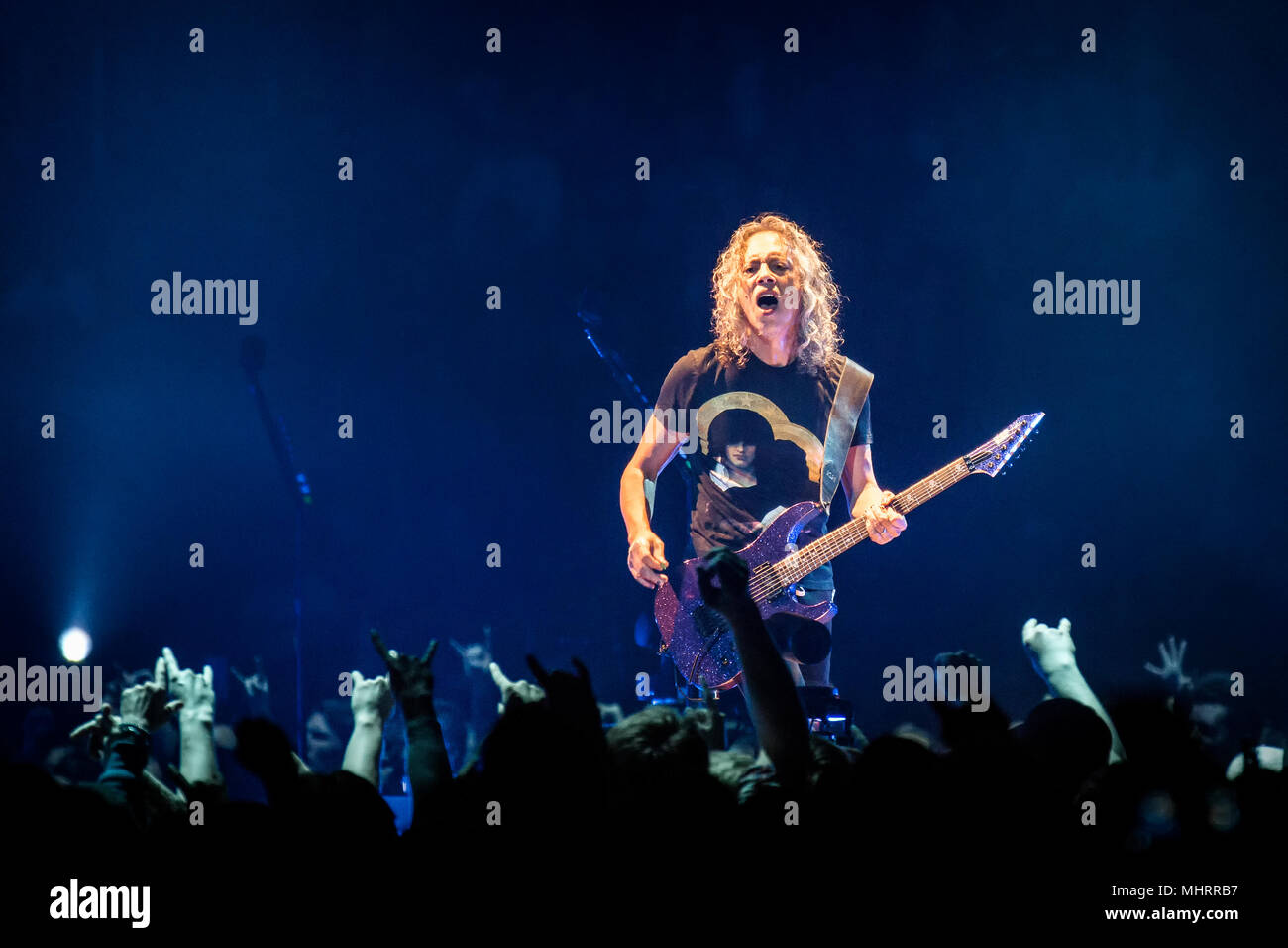 Norvège, Oslo - le 2 mai 2018. Le groupe de heavy metal américain Metallica effectue des concerts en direct à Telenor Arena d'Oslo. Ici le guitariste Kirk Hammett est vu sur scène. (Photo crédit : Gonzales Photo - Terje Dokken). Banque D'Images