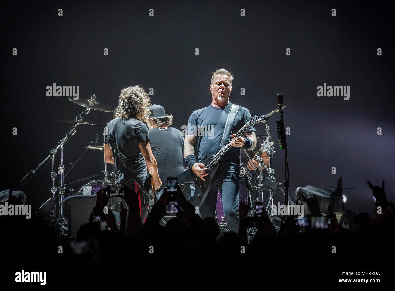 Norvège, Oslo - le 2 mai 2018. Le groupe de heavy metal américain Metallica effectue des concerts en direct à Telenor Arena d'Oslo. Ici le chanteur et guitariste James Hetfield est vu sur scène. (Photo crédit : Gonzales Photo - Terje Dokken). Banque D'Images