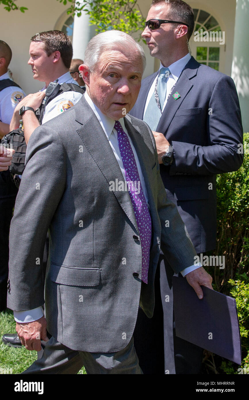 Procureur général Jeffrey Sessions quitte le jardin Rose après une journée nationale de prière dans l'événement à la Maison Blanche à Washington, DC, le 3 mai 2018. Crédit : Alex Edelman/CNP /MediaPunch Banque D'Images