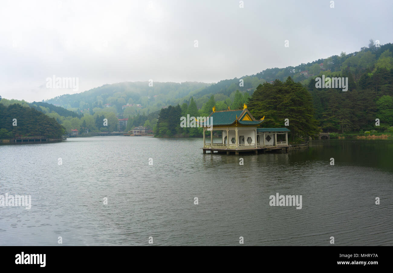 Pavillon chinois au milieu du lac glaciaire Ruqin Parc national mont Lushan dans le Jiangxi Chine Banque D'Images