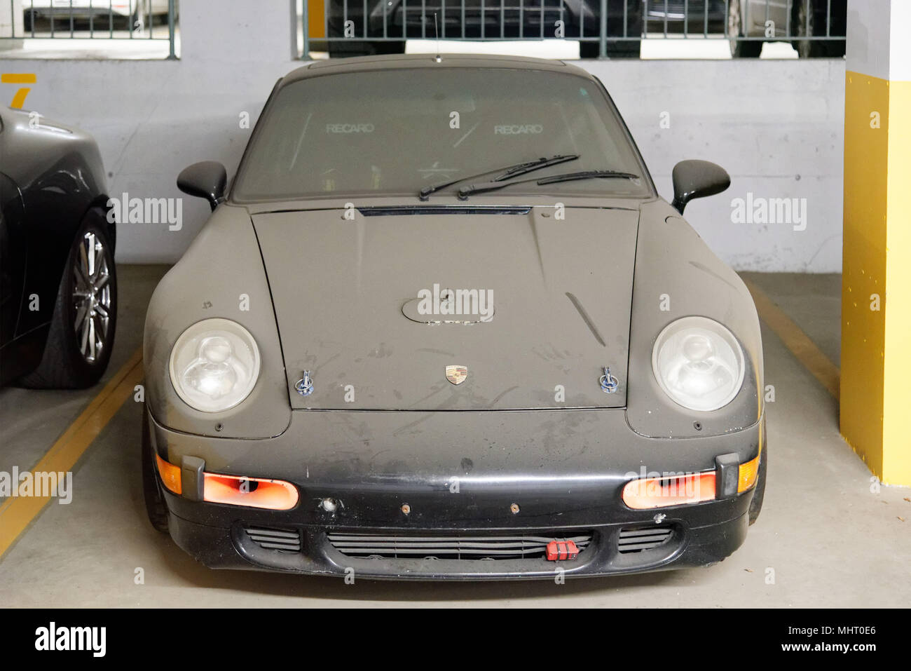 Cher les voitures de luxe dans un parc de stationnement souterrain à Montréal au Québec. Elles sont couvertes de poussière qu'ils n'ont pas été utilisés dans les dernières années. Banque D'Images