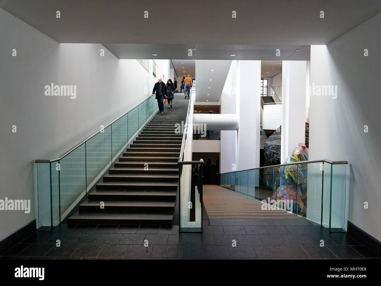 L'architecture moderne escalier intérieur le Musée des beaux-arts de Montréal Banque D'Images
