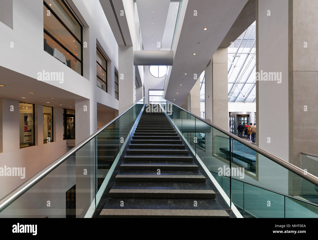 L'architecture moderne escalier intérieur le Musée des beaux-arts de Montréal Banque D'Images