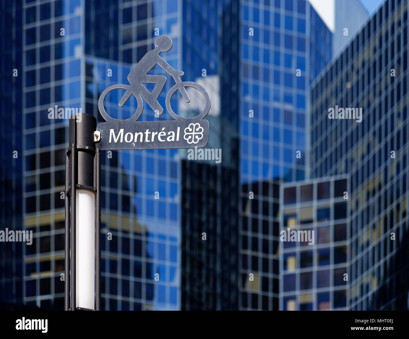 Signe pour les Claire Morissette cycle path sur Maisonneuve street dans le centre-ville de Montréal, Québec, Canada Banque D'Images