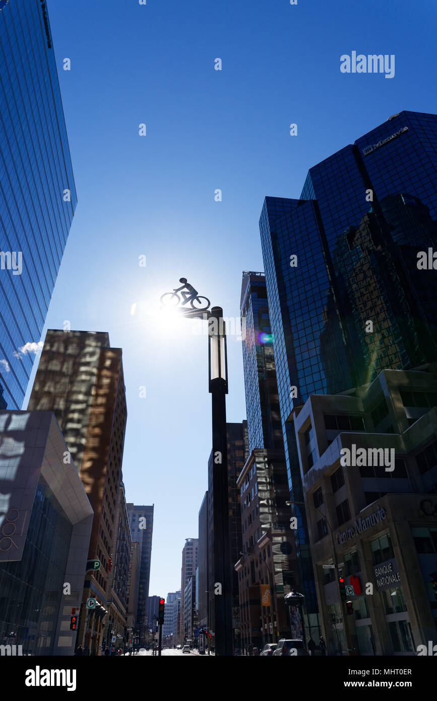 Signe pour les Claire Morissette cycle path sur Maisonneuve street dans le centre-ville de Montréal, Québec, Canada Banque D'Images