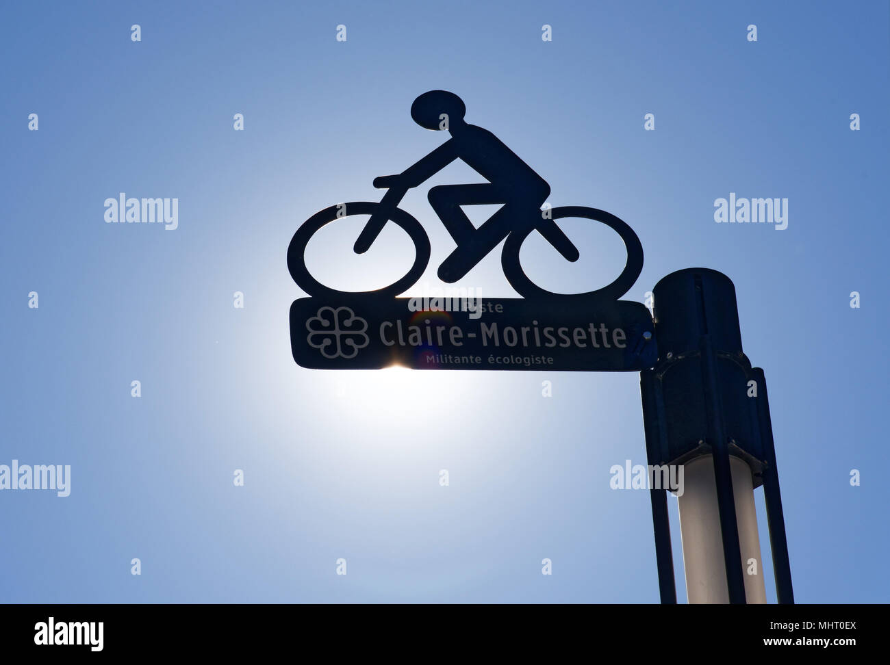 Signe pour les Claire Morissette cycle path sur Maisonneuve street dans le centre-ville de Montréal, Québec, Canada Banque D'Images