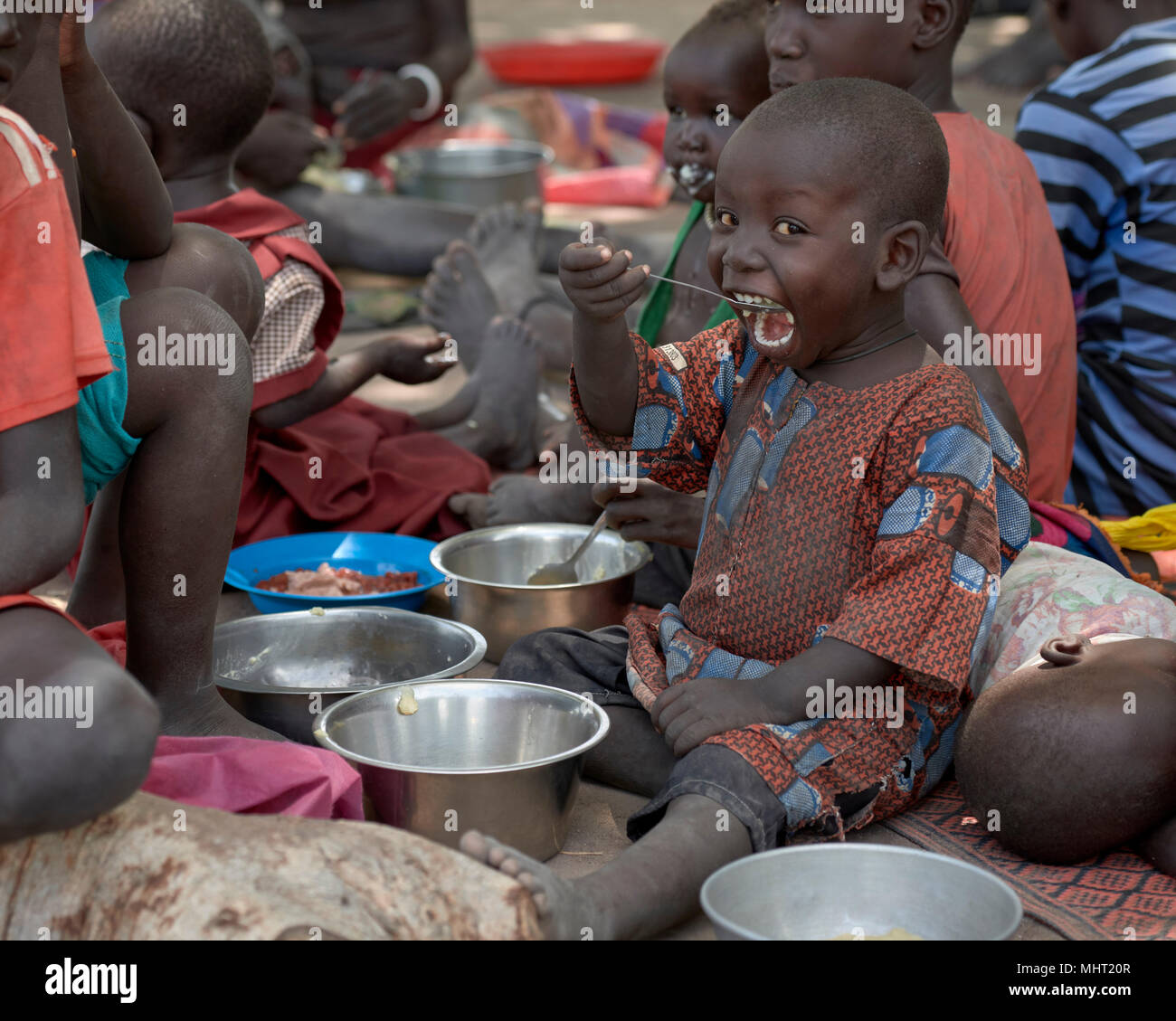 Un enfant mange dans un programme d'alimentation d'urgence pour les enfants sous-alimentés à l'école de filles de Loreto à Rumbek, dans le sud du Soudan. Banque D'Images Un enfant mange dans un programme d'alimentation d'urgence pour les enfants sous-alimentés à l'école de filles de Loreto à Rumbek, dans le sud du Soudan. Banque D'Images