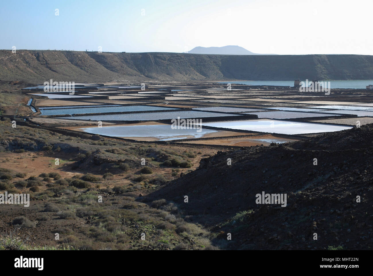 Salinas de Janubio sont salines à Lanzarote des îles Canaries. Les eaux du lagon naturel se sont évaporés pour produire le sel. Banque D'Images