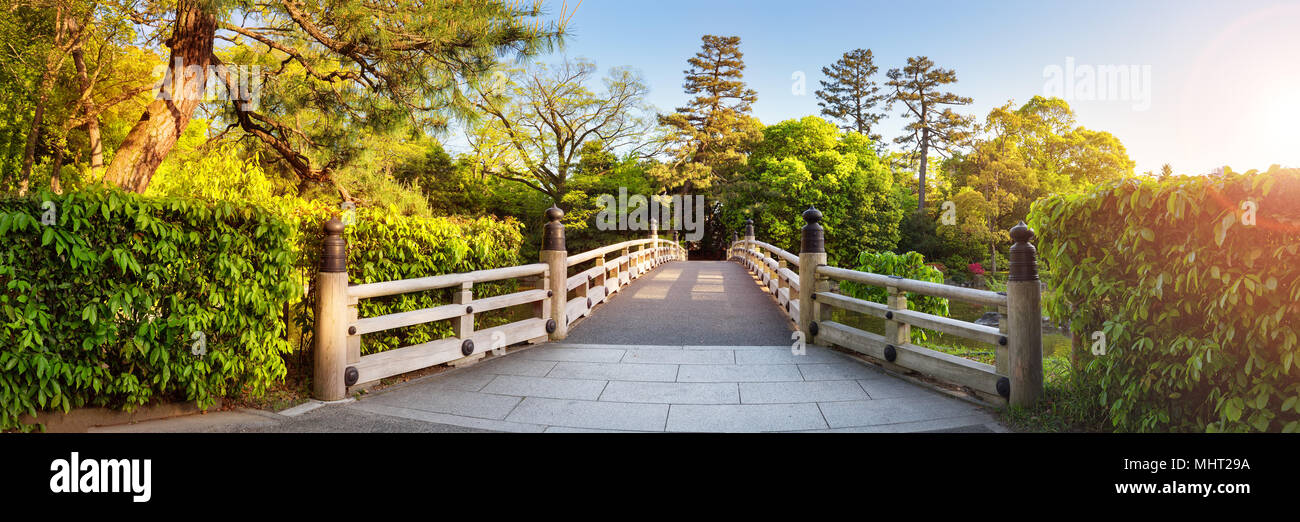 Jardin National Gyoen Kyoto, Japon. Beau parc avec pont au printemps Banque D'Images