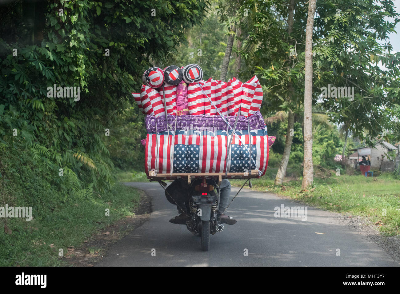 Drapeau usa moto vendeur de matelas à Bali Indonésie sur la route Photo  Stock - Alamy