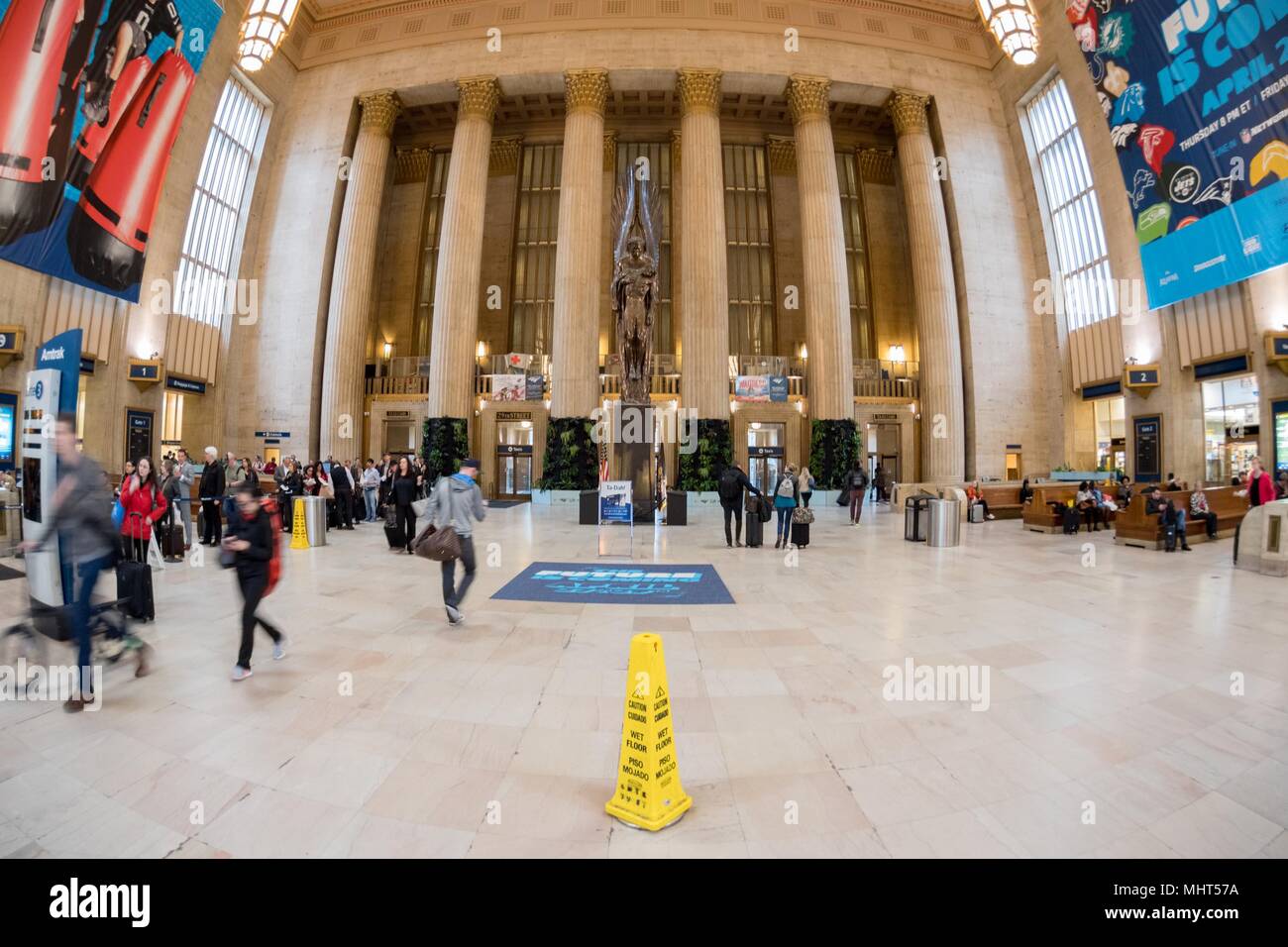 Philadelphie, USA - Le 26 avril 2017 - 30 Street station est bondé de voyageurs et personnes Banque D'Images