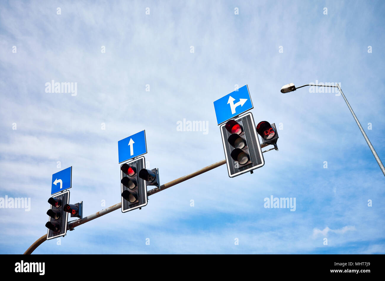 Feux de circulation avec le compte à rebours, couleur rouge affiche contre le ciel bleu, l'espace pour le texte. Banque D'Images