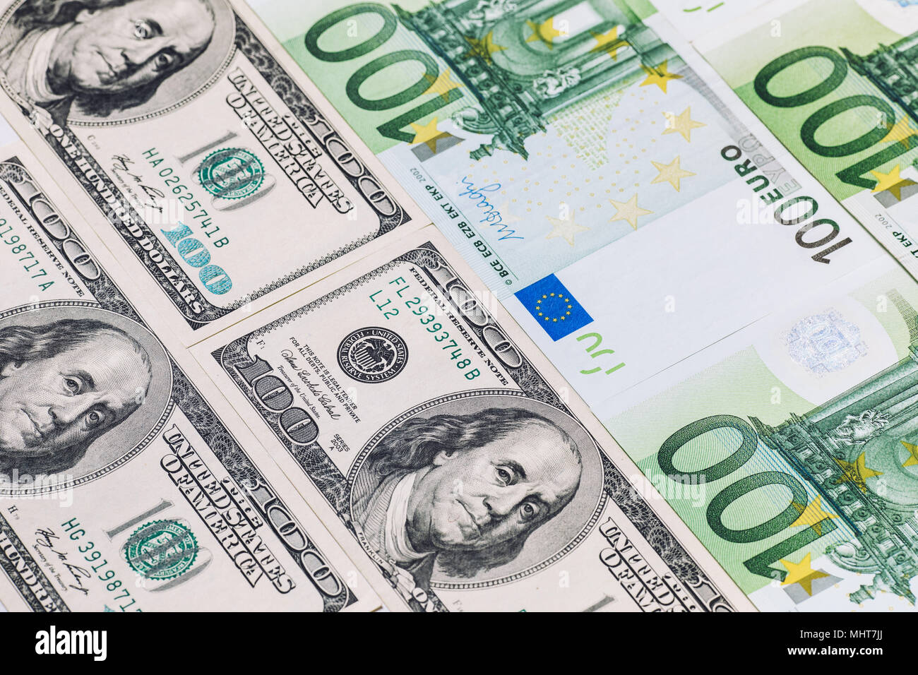 100 dollars et 100 billets en euros Banque de photographies et d’images ...