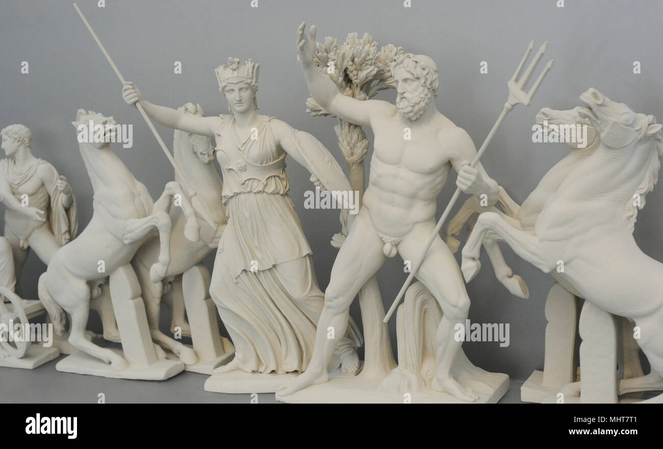 La reconstruction de l'Ouest fronton de Parthénon, l'acropole d'Athènes. D'après le dessin de K., 1904 Schwerzek. Querelle entre Athéna et Poséidon pour Athènes et l'Attique. 5ème siècle BC. Musée de l'Acropole. Athènes. La Grèce. Banque D'Images La reconstruction de l'Ouest fronton de Parthénon, l'acropole d'Athènes. D'après le dessin de K., 1904 Schwerzek. Querelle entre Athéna et Poséidon pour Athènes et l'Attique. 5ème siècle BC. Musée de l'Acropole. Athènes. La Grèce. Banque D'Images