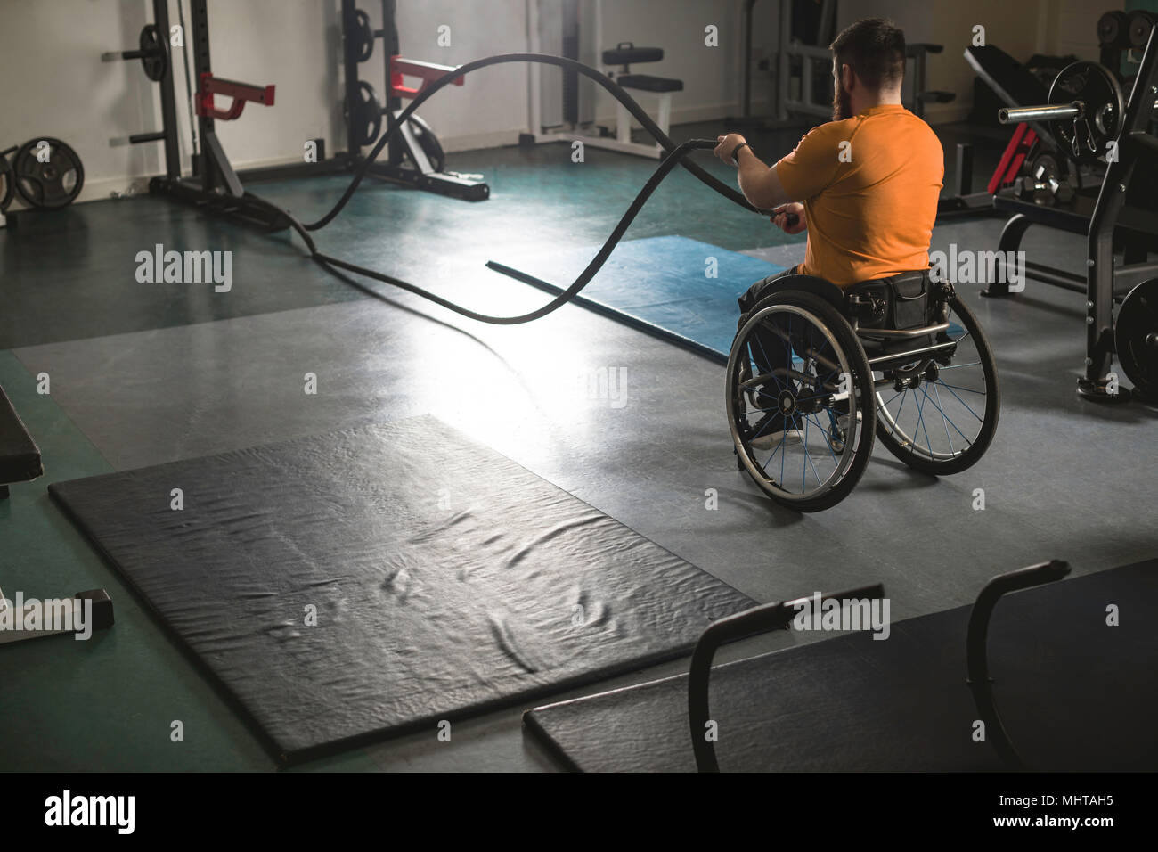 Homme handicapé en fauteuil roulant sur l'exercice de combat avec des cordes Banque D'Images