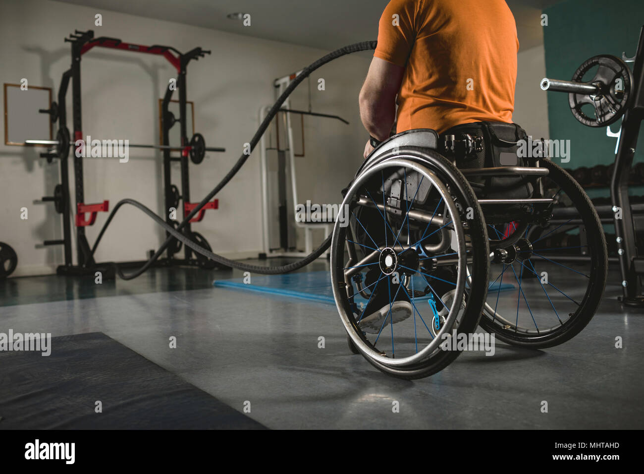 Homme handicapé en fauteuil roulant sur l'exercice de combat avec des cordes Banque D'Images