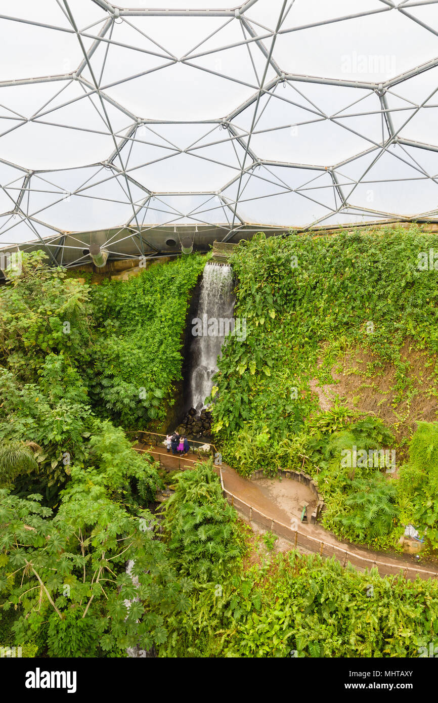 L'Eden Project à la recherche vers le bas à partir de la plate-forme d'observation à la cascade artificielle dans le biome de la forêt tropicale. Banque D'Images