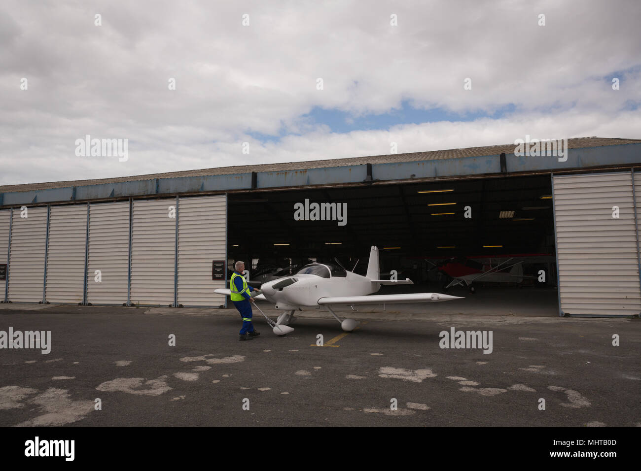 Membre de l'équipage de prendre des avions du cintre Banque D'Images