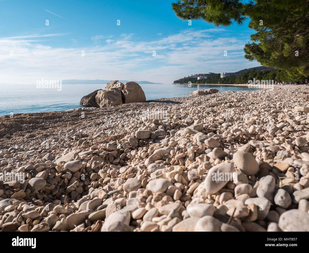 Plage de galets et la mer bleu calme horizon en Tucepi, Croatie Banque D'Images