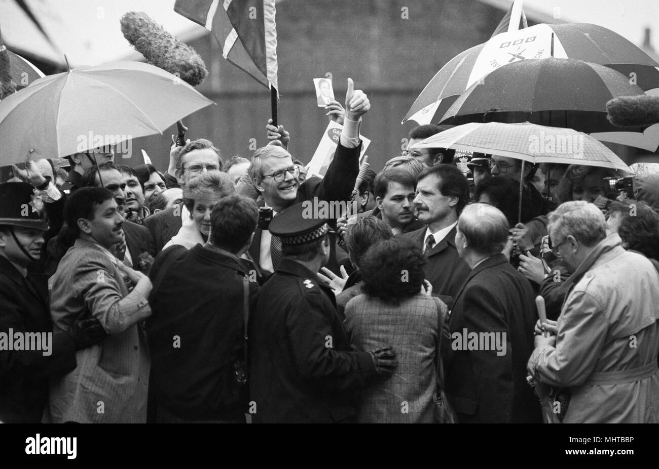 Les pouces levés pour John Major et son épouse Norma sur la piste de campagne électorale à Birmingham 7/4/92. Photo de DAVID BAGNALL Banque D'Images