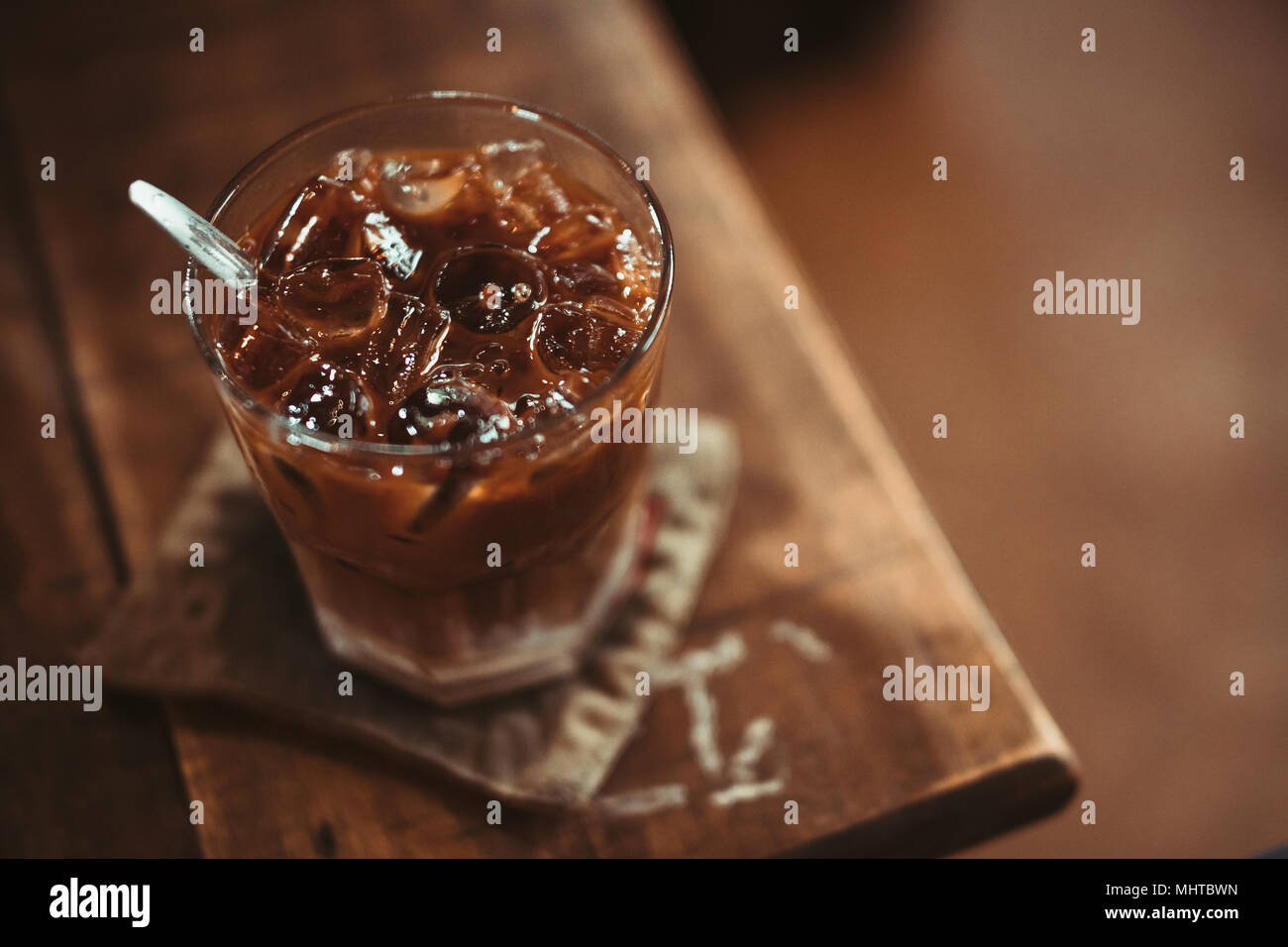 Brown | café tasse de café au lait sur la table Banque D'Images