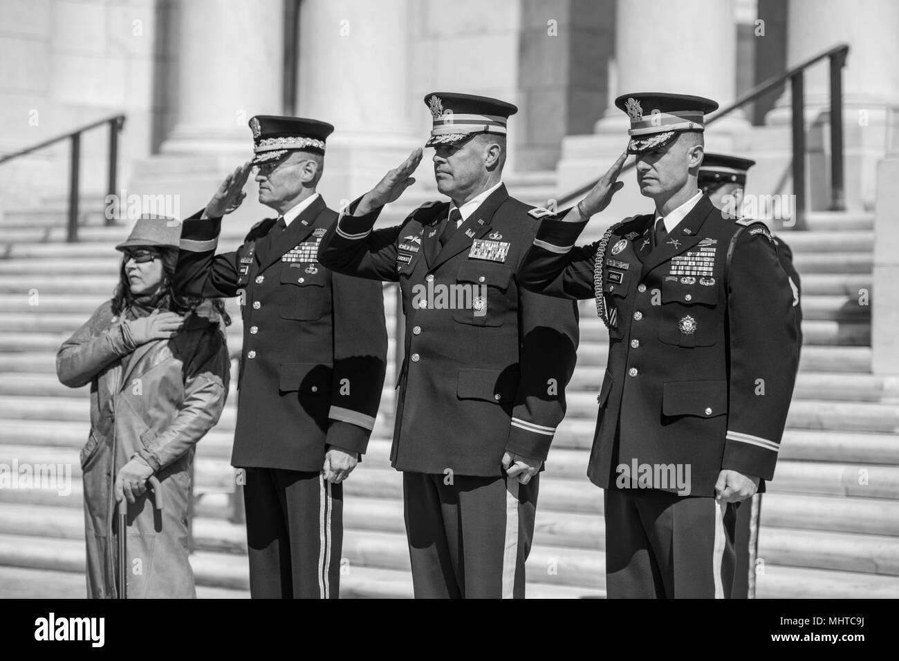 Karen Durham-Aguilera, directeur exécutif national de l'armée, le général de cimetières ; Michael Howard, commandant du district militaire de Washington ; le colonel Jerry Farnsworth, chef d'état-major de l'armée, les cimetières militaires nationales et Arlington National Cemetery ; et le Colonel Jason Garkey, commandant du régiment, 3d Régiment d'infanterie (Vieille Garde) ; rendre rend hommage à l'extérieur de l'Amphithéâtre Memorial pendant le départ des bénéficiaires de la médaille d'honneur au cimetière national d'Arlington, Arlington, Virginie, le 23 mars 2018. Les récipiendaires de la médaille d'honneur de l'Armée ont participé à un Wreath-Laying avec spécialisation complète sur la tombe de l'U Banque D'Images