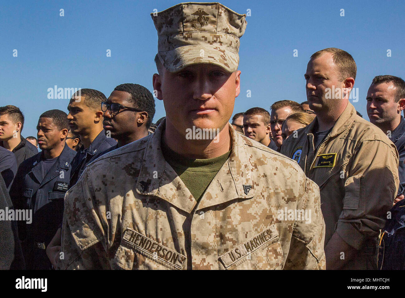 Mer Méditerranée (24 mars 2018) Marine Cpl. William Henderson, un opérateur de transport à moteur affectés à l'Équipe de débarquement du bataillon, 2e Bataillon, 6e Régiment de Marines, 26e Marine Expeditionary Unit est en formation au cours d'une cérémonie à bord de la classe San Antonio-dock de transport amphibie USS New York (LPD 21) Mars 24, 2018. Henderson, avec les marins à bord du navire, réparé l'un des quatre moteurs principaux après une défaillance du carter, qui a pris 168 heures-homme pour réparer pendant le déploiement de la flotte des États-Unis 6e zone d'opérations. États-unis 6e Flotte, basée à Naples, Italie, mène des Banque D'Images