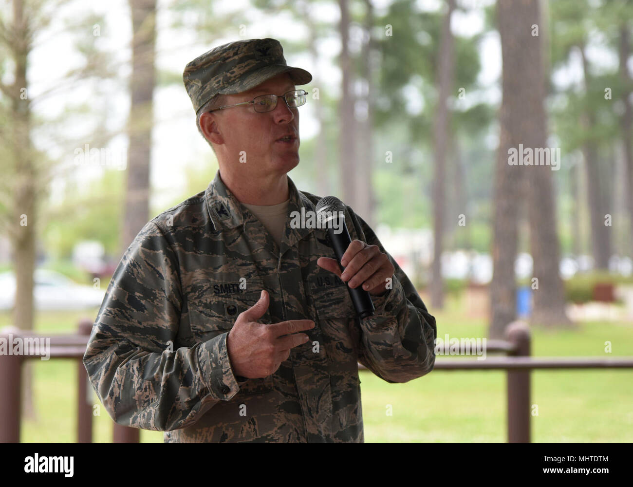 U.S. Air Force Colonel C. Mike Smith, vice-commandant du 81e Escadre de formation, prononce une allocution au cours de la Caisse d'assistance de l'Armée de l'air de la combustion à l'hamburger Crotwell voie le 26 mars 2018, sur la base aérienne de Keesler, Mississippi. L'AFAF est un effort annuel de charité pour lever des fonds pour les affiliés qui fournissent un appui à notre grande famille dans le besoin. (U.S. Air Force Banque D'Images