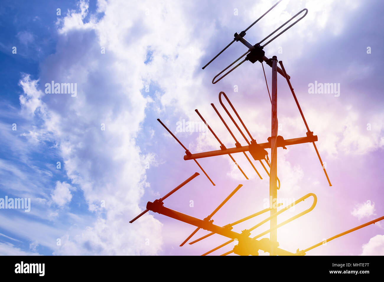 La sphère de l'antenne par câble est une petite grille noire, situé en haut d'un gratte-ciel, avec un grand ciel et d'énormes nuages. Banque D'Images