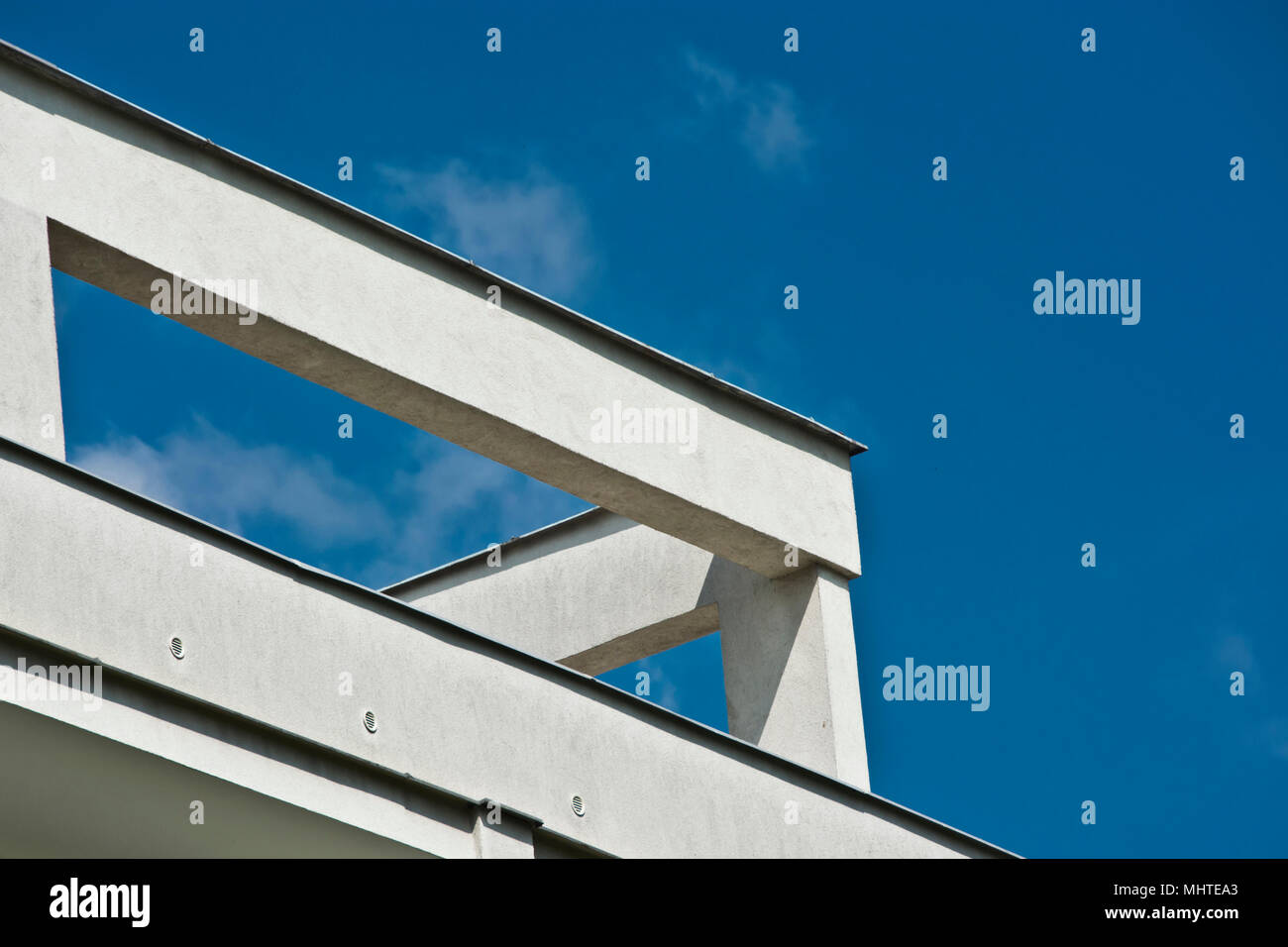 Structure du bâtiment blanc contre un ciel bleu Banque D'Images
