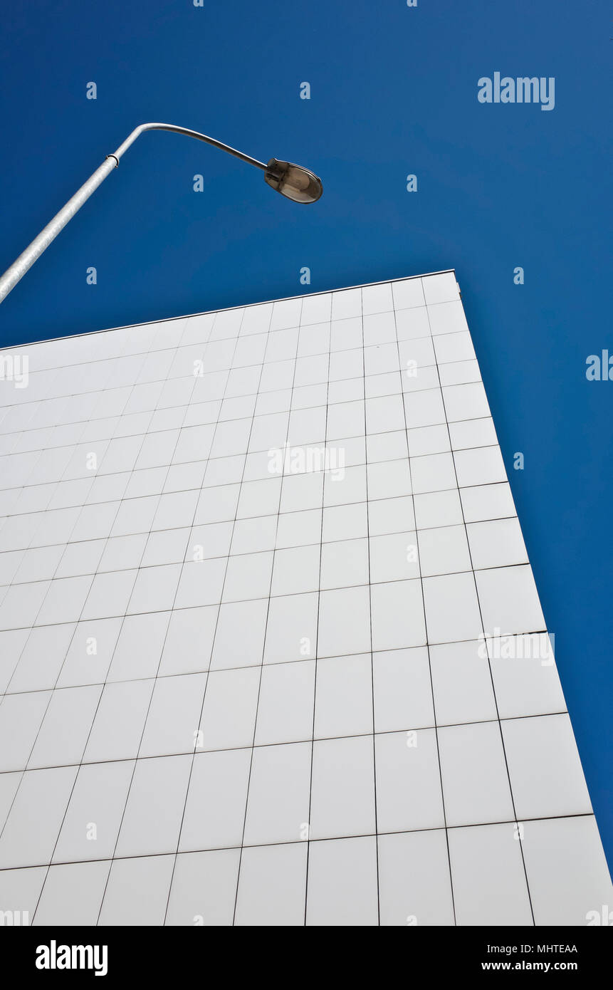 Bâtiment blanc et lampadaire Banque D'Images