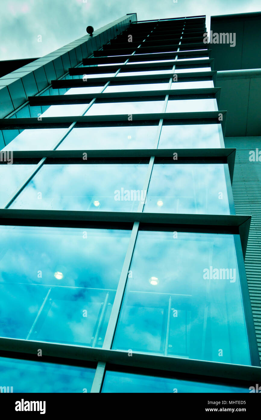 Portrait d'un immeuble moderne de verre et d'acier Banque D'Images