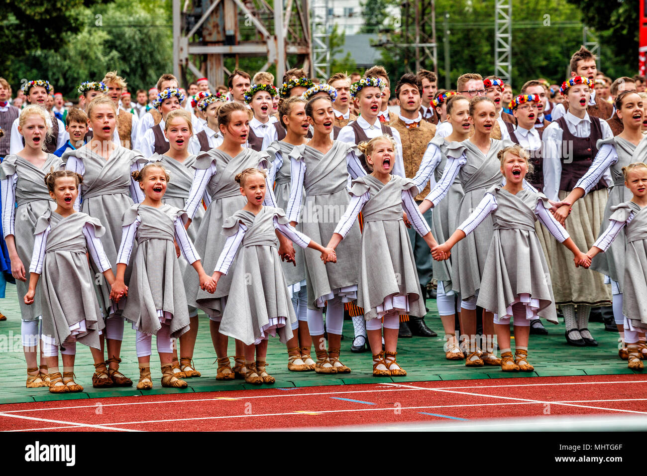 RIGA, Lettonie - 11 juillet 2015 Les spectacles de danse : danse folklorique au grand concert de jeunes Lettons Chants et danse du Festival dans le stade Daugava. Banque D'Images