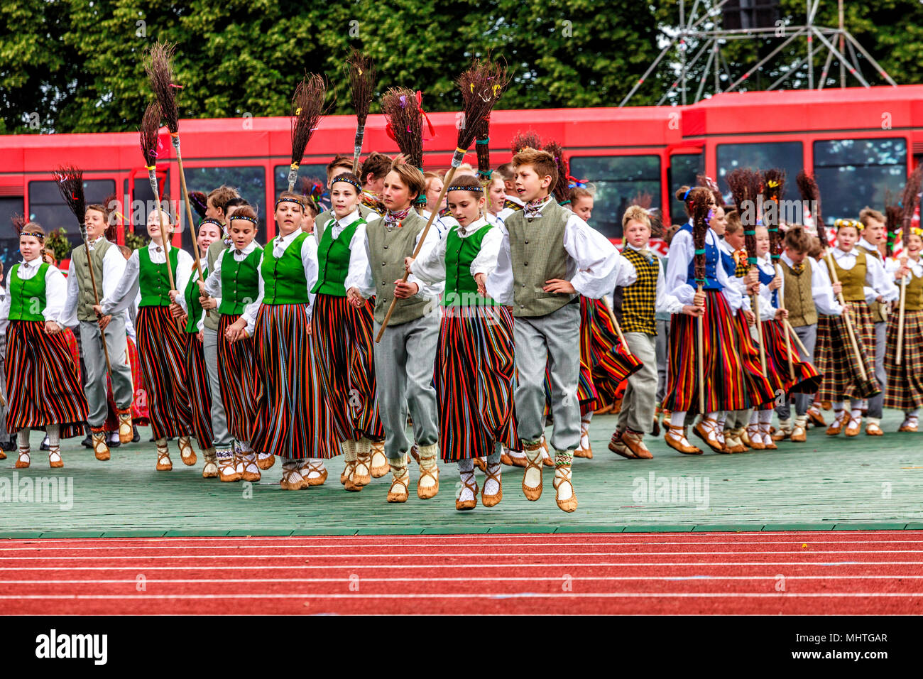 RIGA, Lettonie - 11 juillet 2015 : les danseurs en costumes traditionnels à effectuer le Grand concert de danse folklorique de chants et danses des jeunes Lettons dans le Festival Banque D'Images