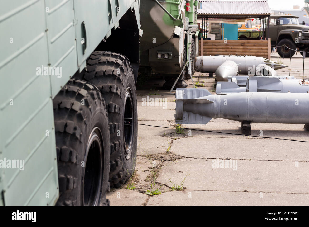 Base militaire avec des armes et des machines lourdes. La marine de l'armée de l'air extérieur post avec nomenclatures. La guerre froide et la militarisation concept Banque D'Images