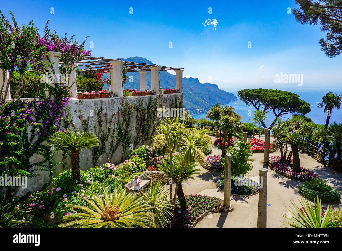 Jardins de la Villa Rufalo surplombant la mer à Ravello, Côte Amalfitaine, Italie Banque D'Images