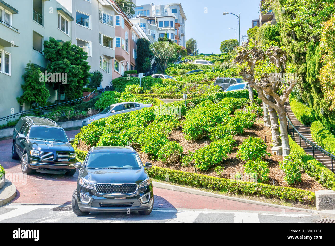 San Francisco Lombard Street, célèbre pour ses pentes, un pâté de 8 virages en épingle surnommée la rue la plus sinueuse au monde. Il est l'un des principaux attr Banque D'Images