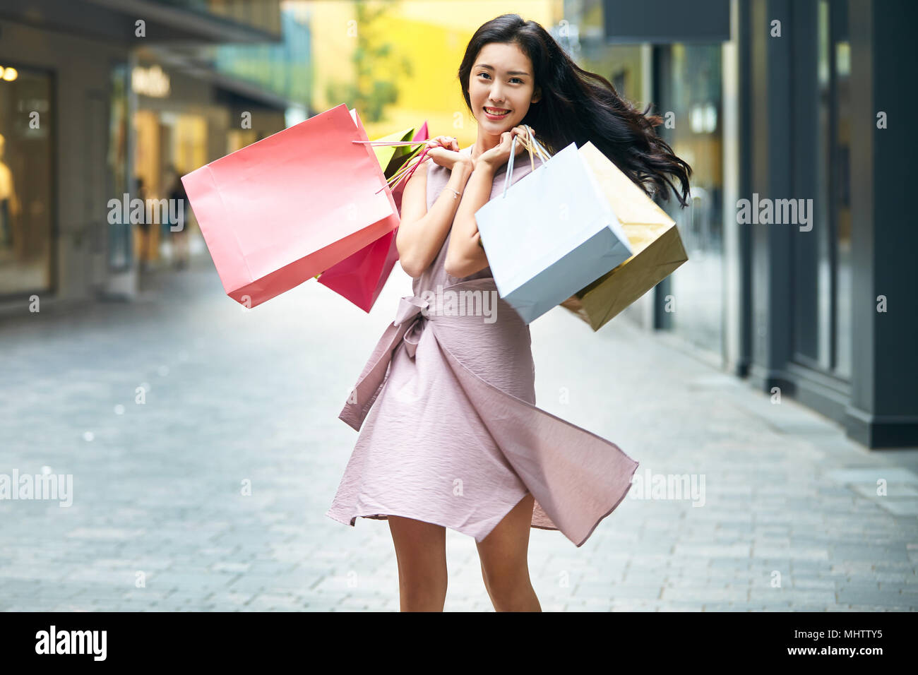 Les jeunes femmes faire du shopping shopping Banque D'Images