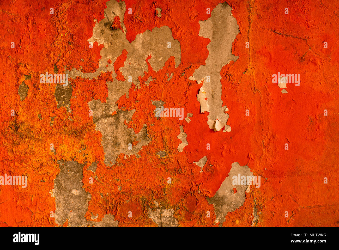 Couleur orange peint sur mur de béton sont peeling. Vieux et sale wall texture background avec l'espace. Banque D'Images
