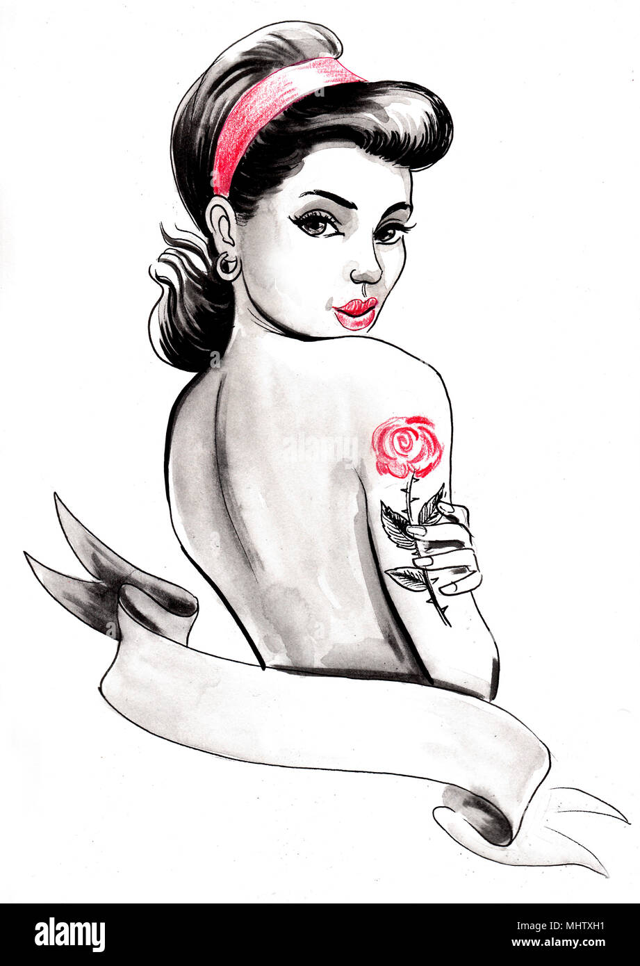 Jolie femme pin-up avec une rose tatouée sur son épaule Banque D'Images