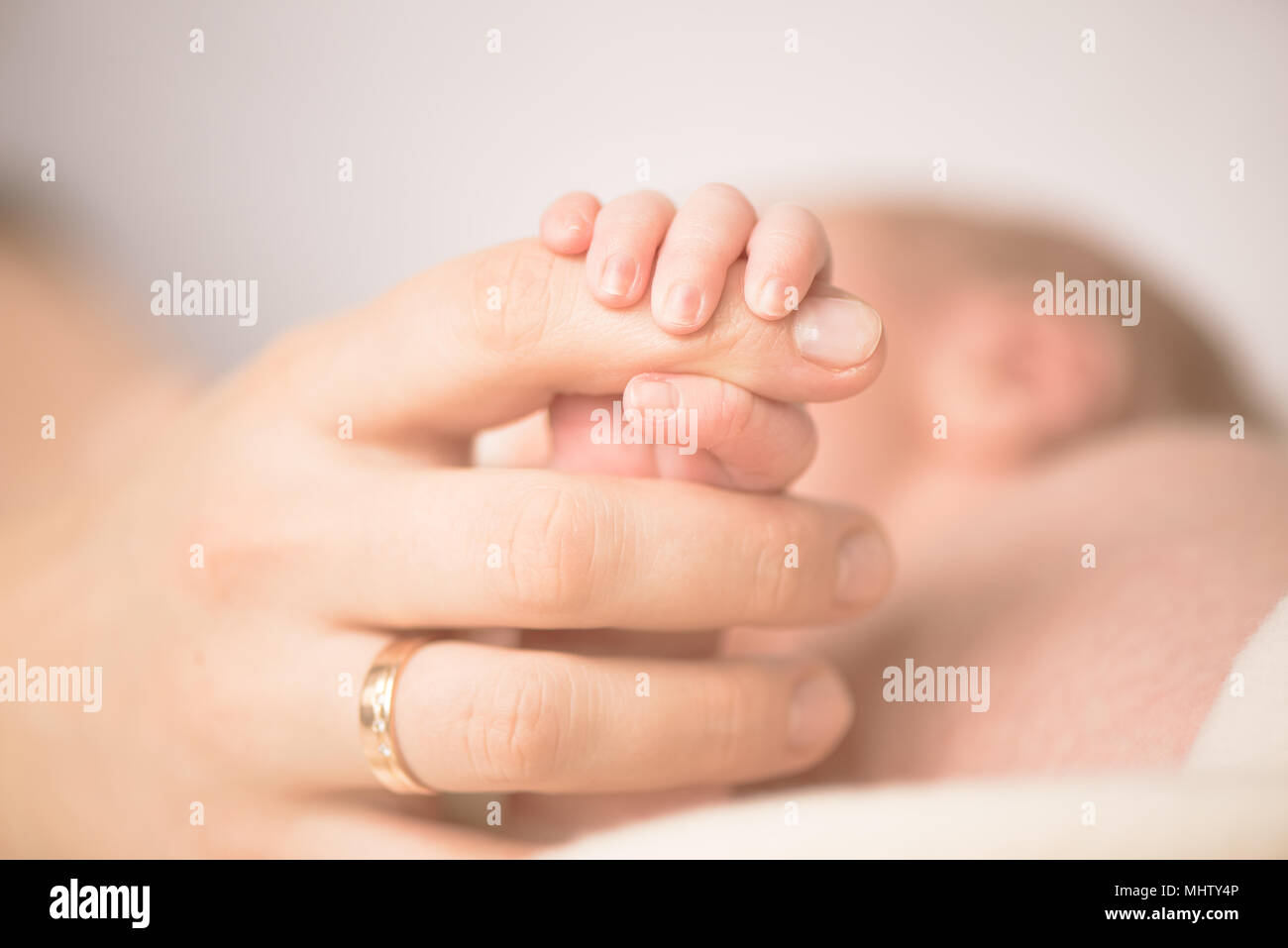 Femme main tenant la main de son nouveau-né. Maman avec son enfant. La maternité, la naissance, la famille concept. Copie de l'espace pour votre texte Banque D'Images