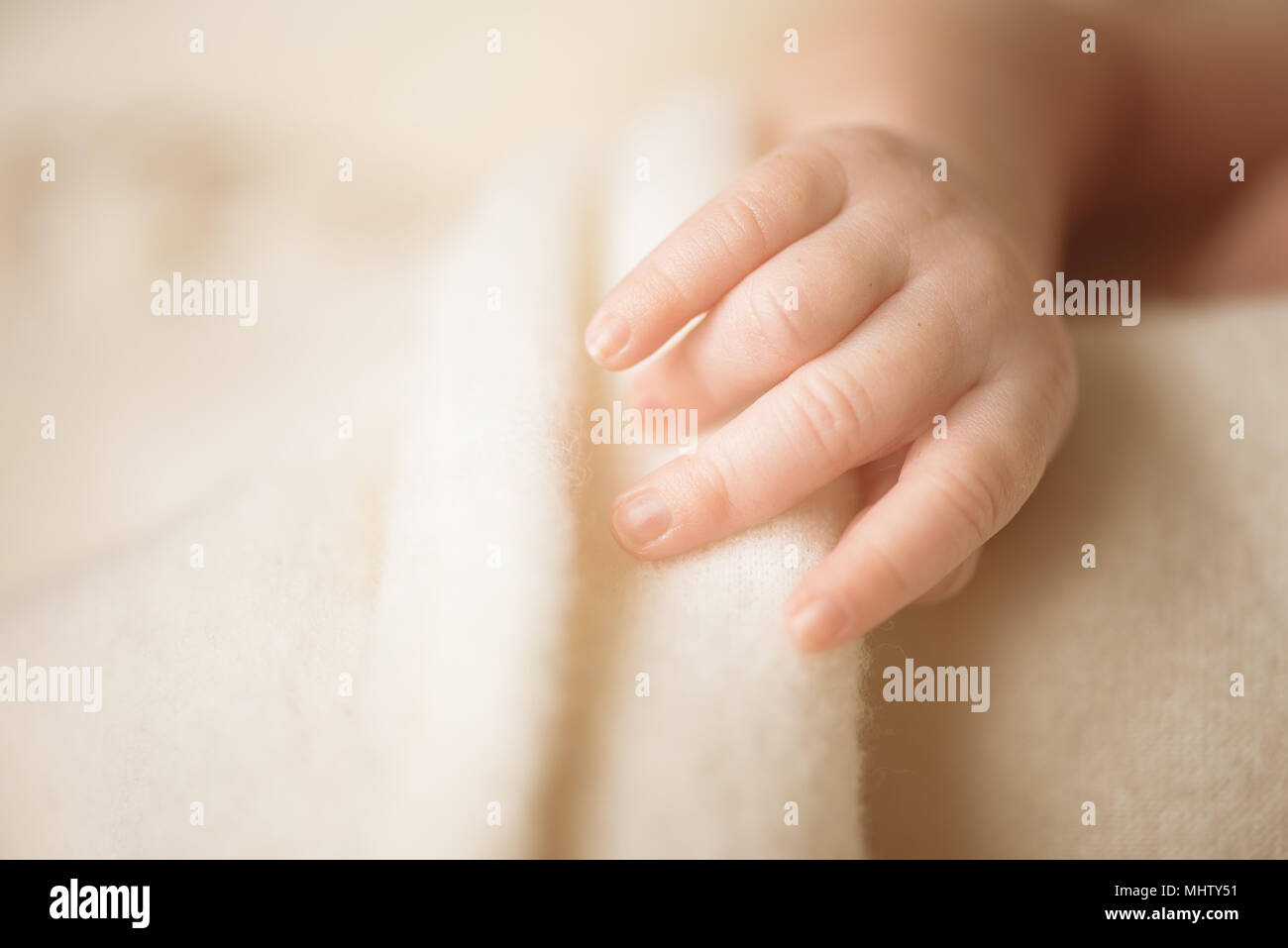 Petite main de bébé nouveau-né. Maman et son enfant. La famille, maternité, soins et naissance concept. Copie de l'espace pour votre texte Banque D'Images