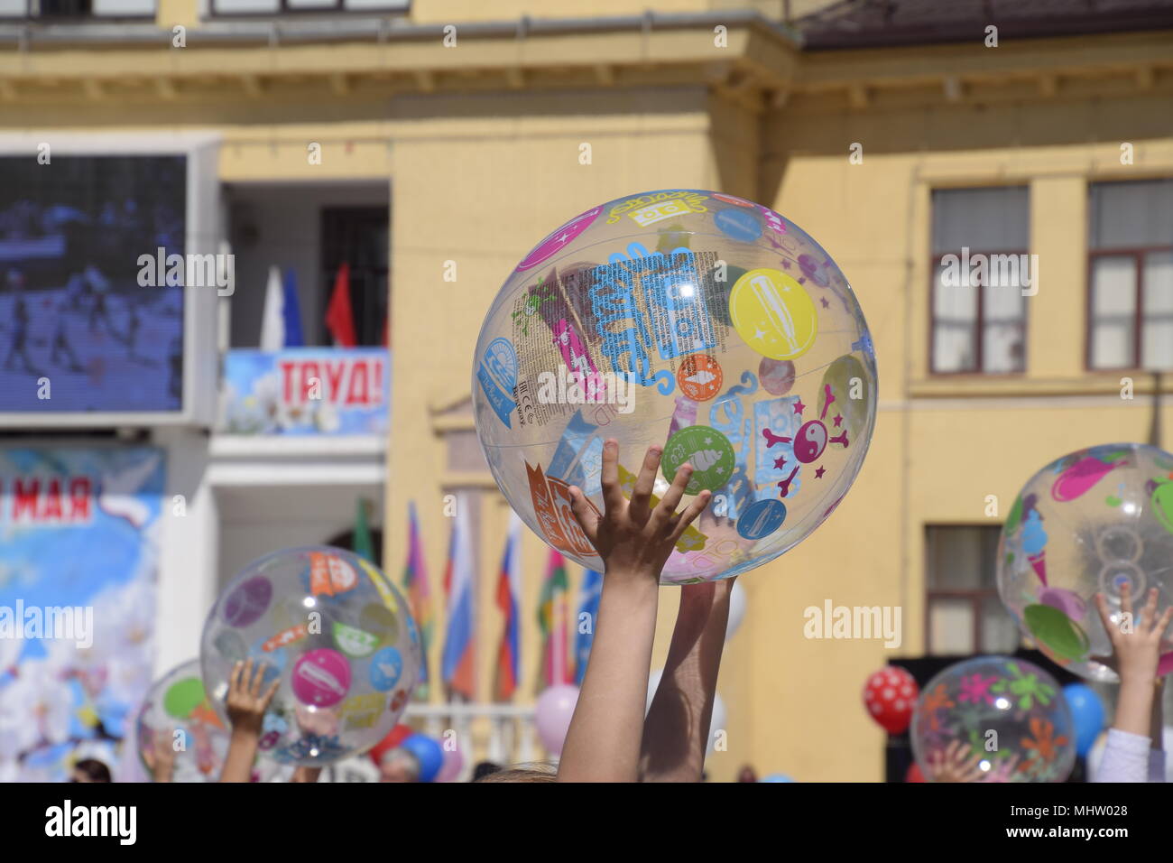 Kiev-sur-Kuban, Russie - Mai 1, 2018 : l'enfant est titulaire d'un ballon gonflable. Célébrer le premier mai, le jour du printemps et le travail. 24 mai p Banque D'Images